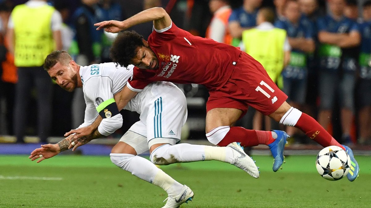 Mohamed Salah tiene fresco el recuerdo de la última final de Champions ante el Real Madrid. Sufrió una lesión en el hombro producto de una falta de Sergio Ramos. 