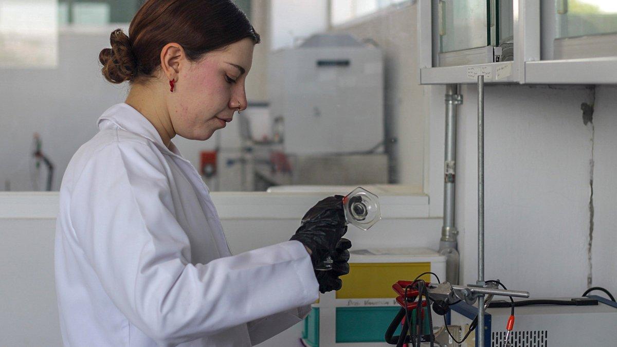 La estudiante mexicana de ingeniería en biomédica, Arely Salcedo Huitrón, realiza sus prácticas, el 4 de mayo de 2022, en la ciudad de Querétaro (México). EFE/