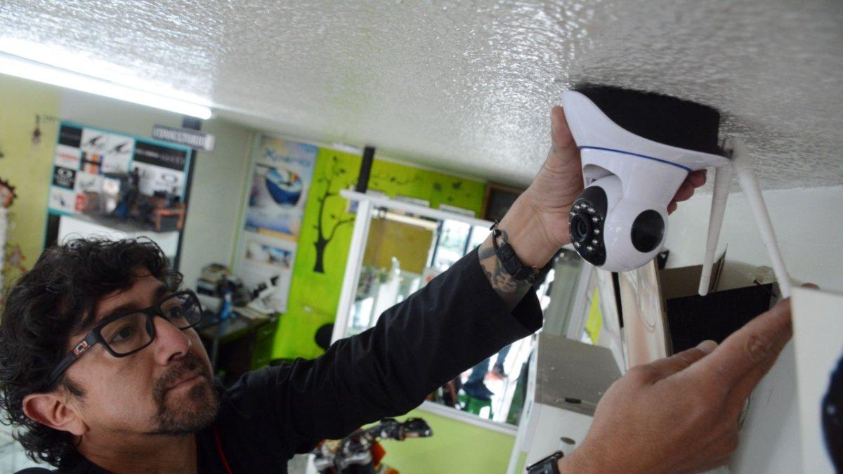 En locales comerciales las cámaras de seguridad se han vuelto esenciales y gracias a ellas se han revelado diversos asaltos y a sus responsables.