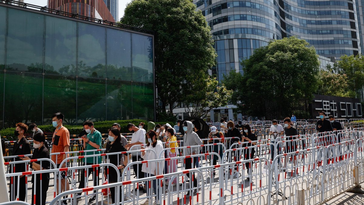 La gente hacía cola para someterse a un test de COVID-19 en Pekín.
