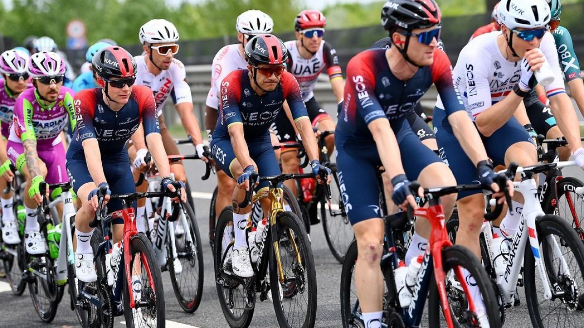 Richard Carapaz (c) comanda al Ineos Grenadiers en busca de su segundo título del Giro de Italia.