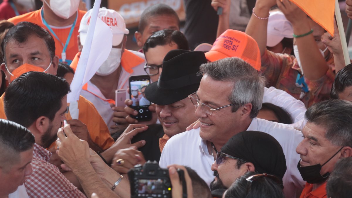 El periodista-político Jimmy Jairala lideró la convención nacional del movimiento Centro Democrático, en el coliseo River Oeste, en el suburbio de Guayaquil.