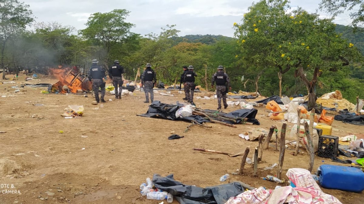 Procedimiento. Policías vigilan las evidencias que fueron encontradas.
