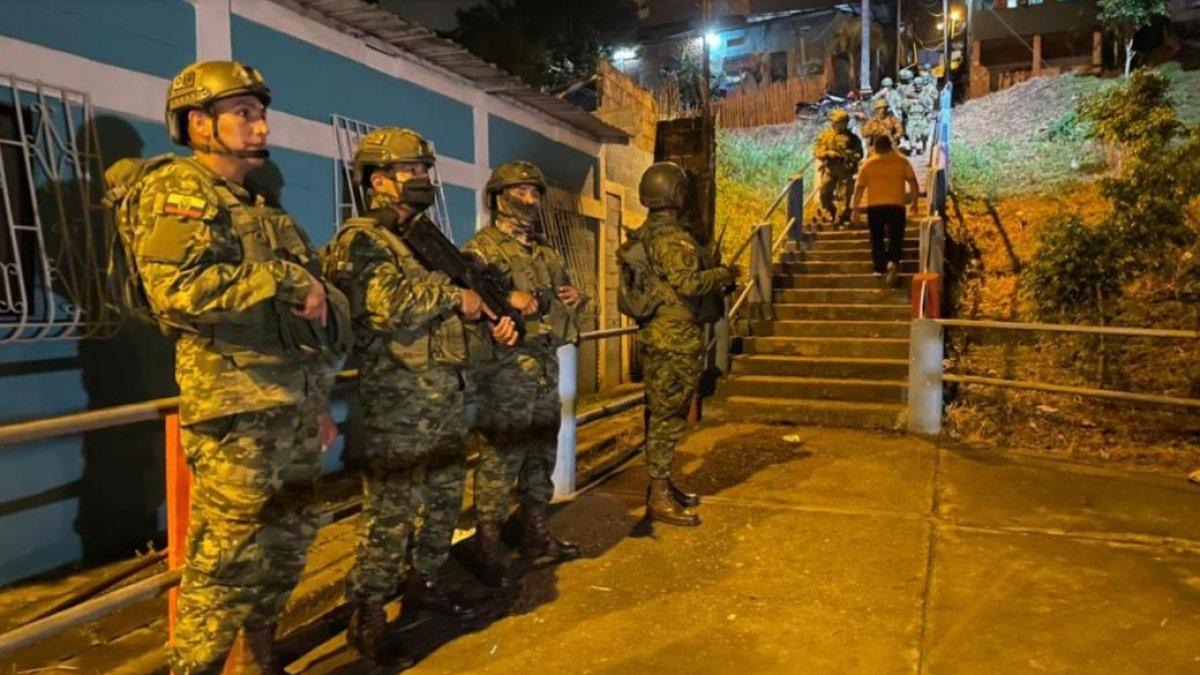 Fuerzas Armadas vigilando las calles.