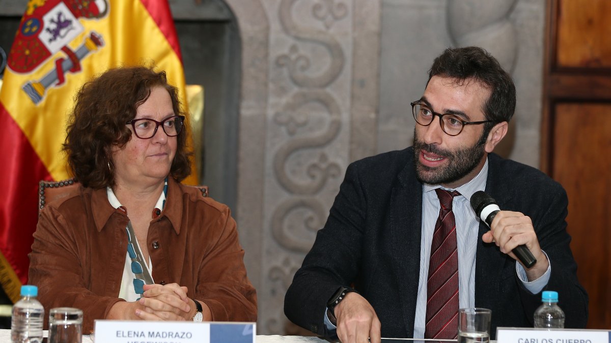 El secretario general del Tesoro y Financiación Internacional del Gobierno de España, Carlos Cuerpo (d), y la embajadora de España en Ecuador, Elena Madrazo (c), fueron registrados este viernes, durante un acto oficial, en la sede de la Cancillería, en Quito (Ecuador).