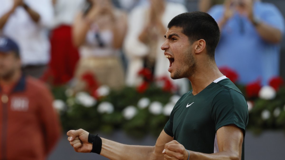 El tenista español Carlos Alcaraz celebra la victoria ante el serbio Novak Djokovic, tras el partido de semifinal del Mutua Madrid Open