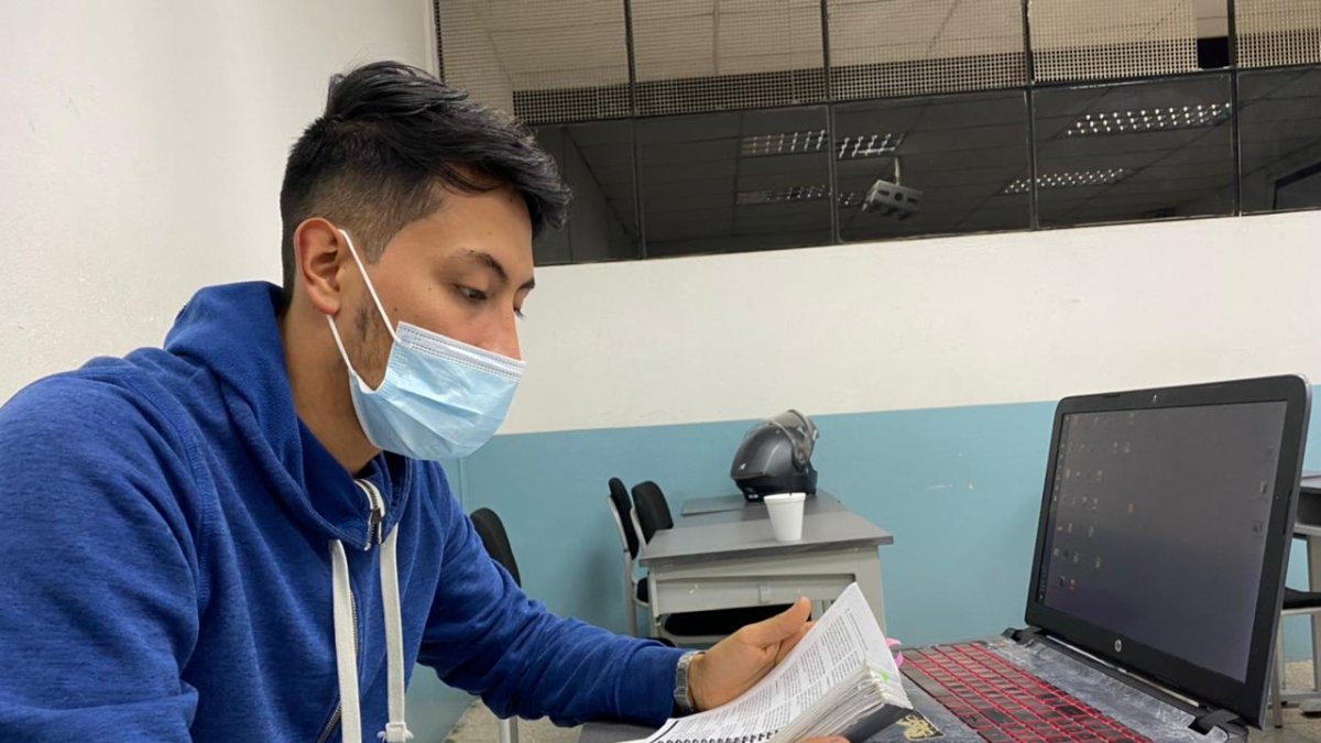 El nadador cuencano David Castro dijo adiós a las competencias por su carrera universitaria.