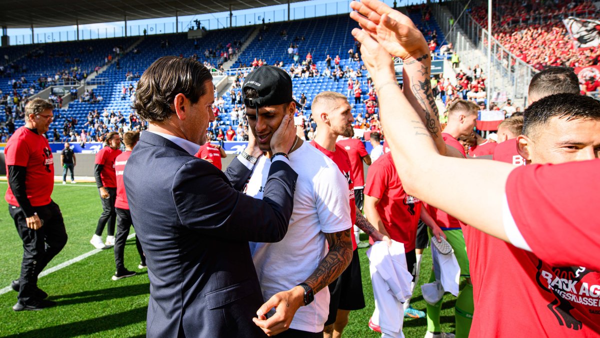 Piero Hincapié es felicitado por el DT del Leverkusen, luego de su gran temporada.