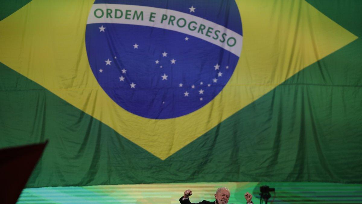 El exmandatario brasileño Luiz Inácio Lula da Silva presenta su candidatura a las elecciones presidenciales, en Sao Paulo