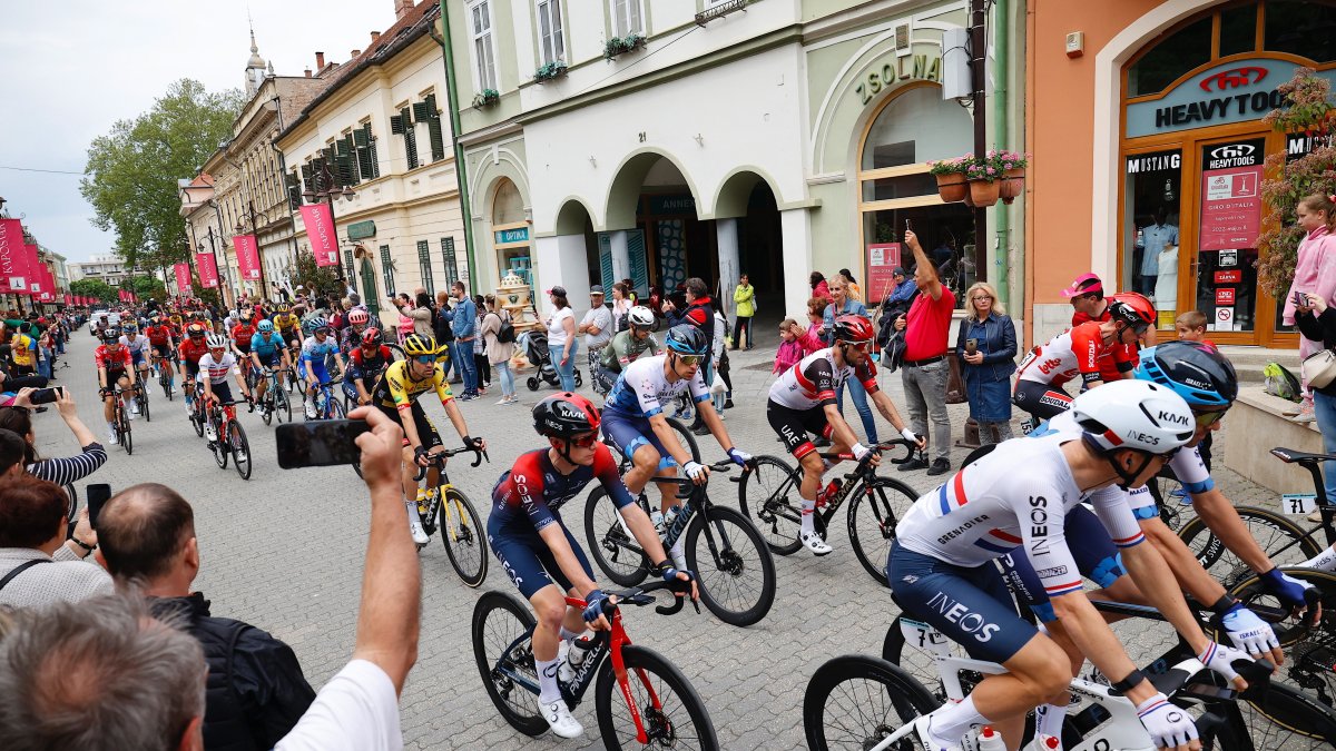El ciclista ecuatoriano Richard Carapaz se mantuvo en el pelotón principal durante la tercera etapa del Giro de Italia.