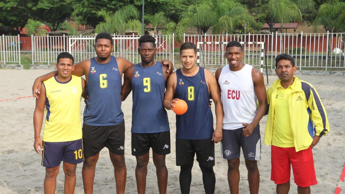 La selección que entrena en Guayaquil, a cargo de Álex Bustamante (d).