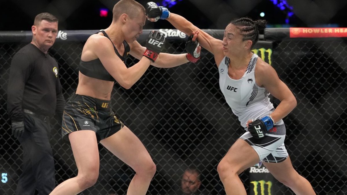 Carla Esparza (d) venció a Rose Namajunas.