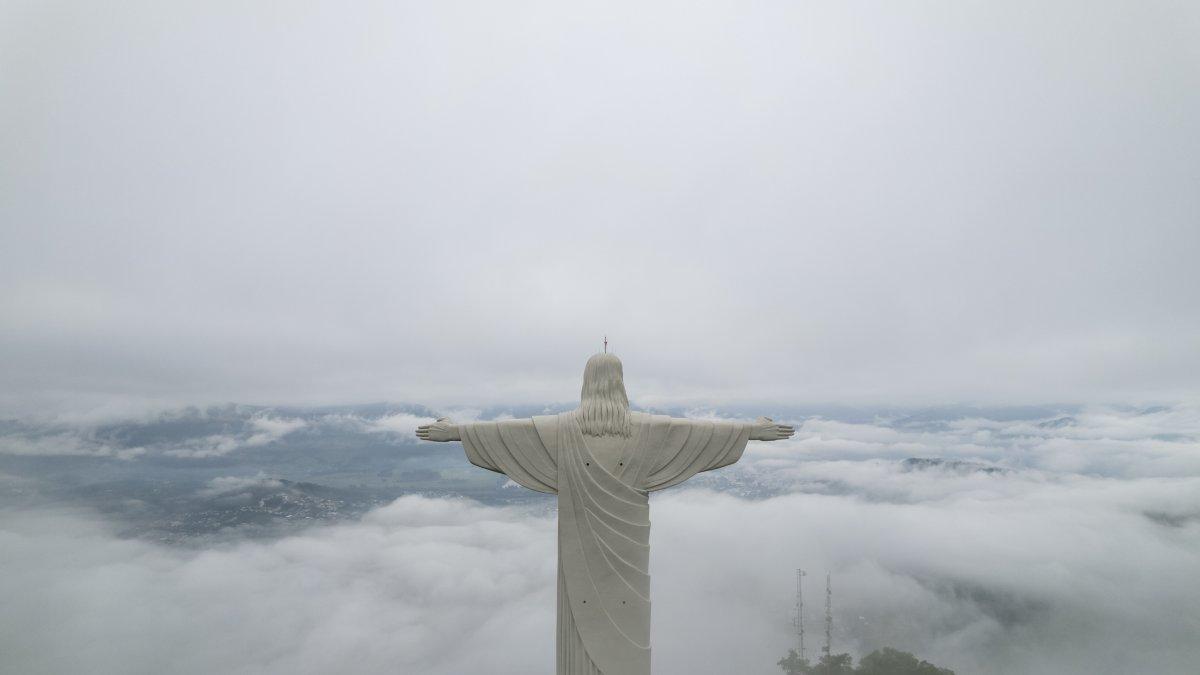 Vista de la estatua del mayor Cristo del mundo con 37,5 metros de altura el 7 de mayo de 2022, en la ciudad de Encantado (Brasil).