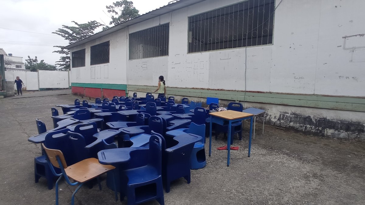 Apoyo. Ante el abandono de las autoridades, los padres tuvieron que limpiar hasta pupitres para que sus hijos vuelvan a las escuelas.