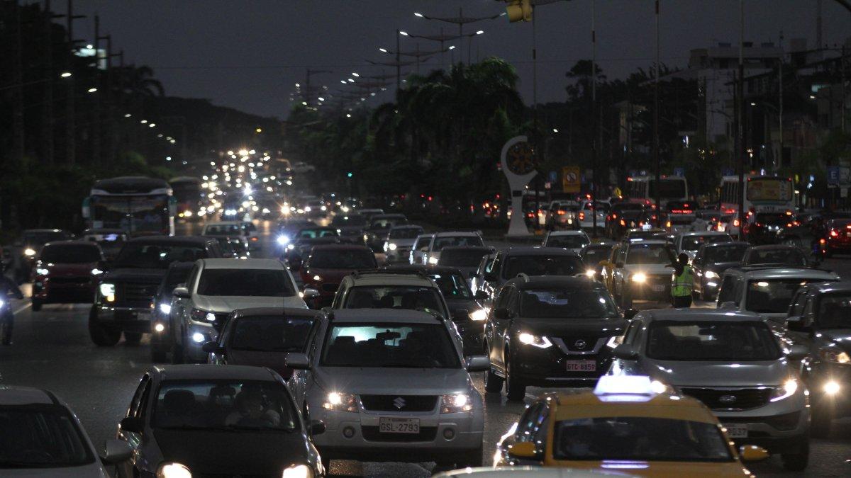 Embotellamiento. En la avenida principal y en el nuevo puente que une al sector con Guayaquil, los atascos son iguales y permanentes.