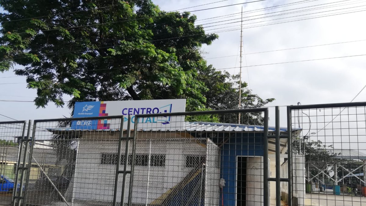 La víctima, de 22 años, fue trasladada de urgencia a un hospital, donde falleció.