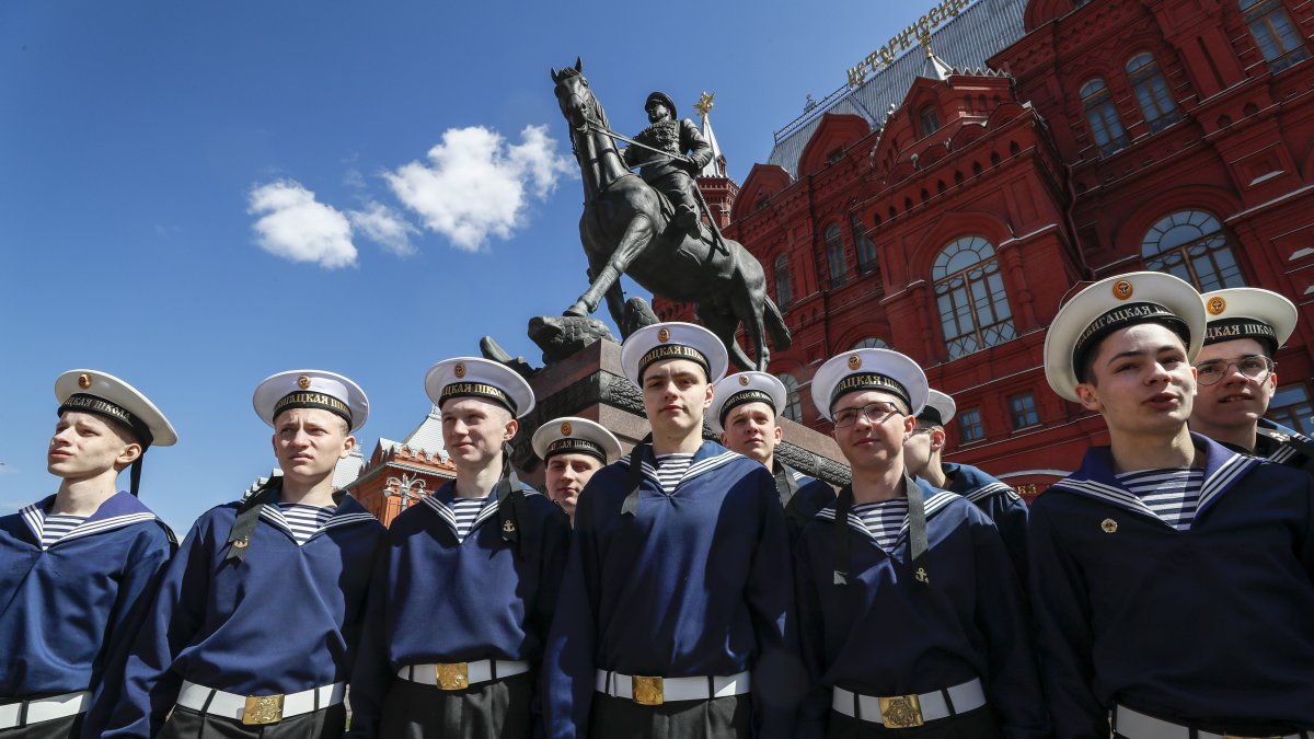 Cadetes de marineros rusos este jueves frente al monumento al mariscal del Ejército Rojo soviético Gerogy Zhukov donde se celebrará el Día de la Victoria de la Segunda Guerra Mundial en Moscú.