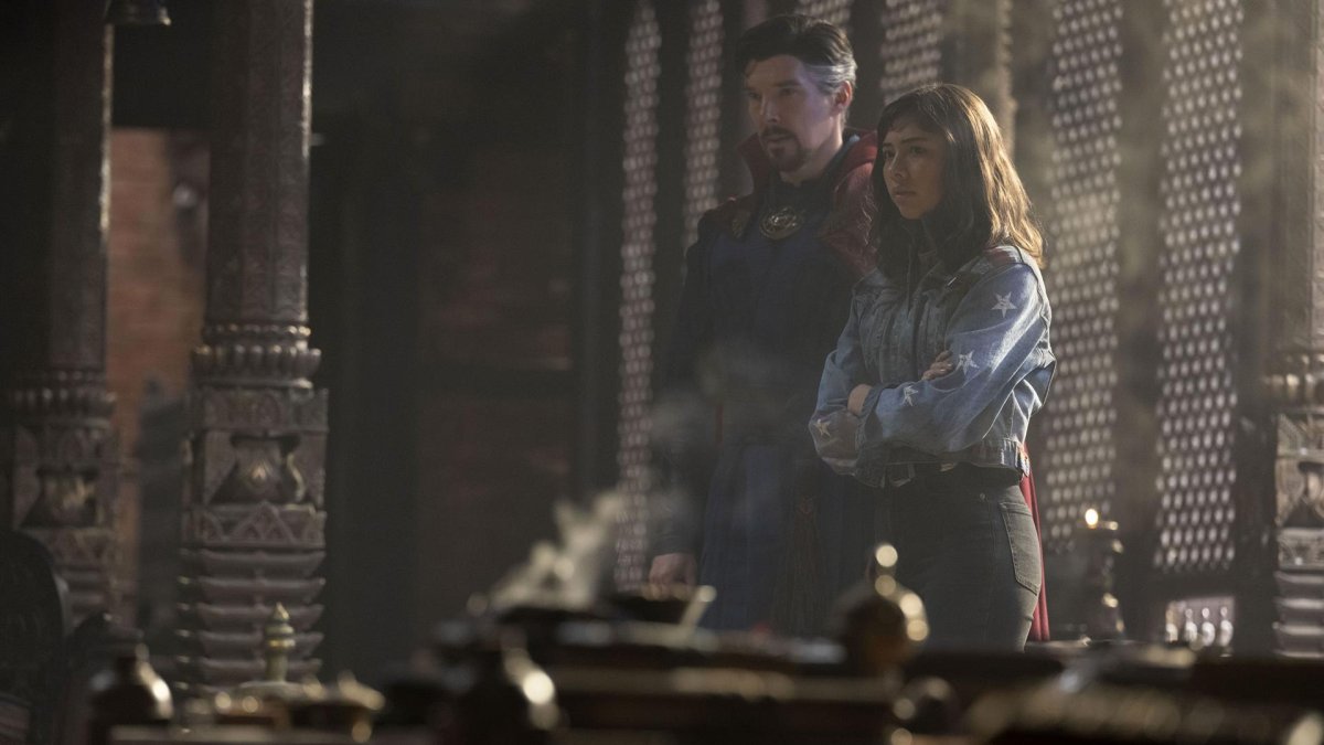 Fotograma cedido hoy por Marvel Studios donde aparecen Benedict Cumberbatch como Dr. Stephen Strange y Xochitl Gómez como América Chávez durante una escena de la película 
