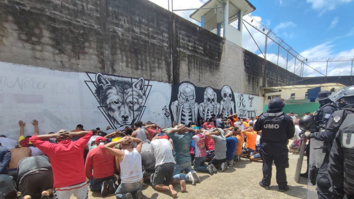 De acuerdo a la Policía Nacional, se tomó el control del pabellón de máxima seguridad de la cárcel de Santo Domingo en conjunto con las Fuerzas Armadas.