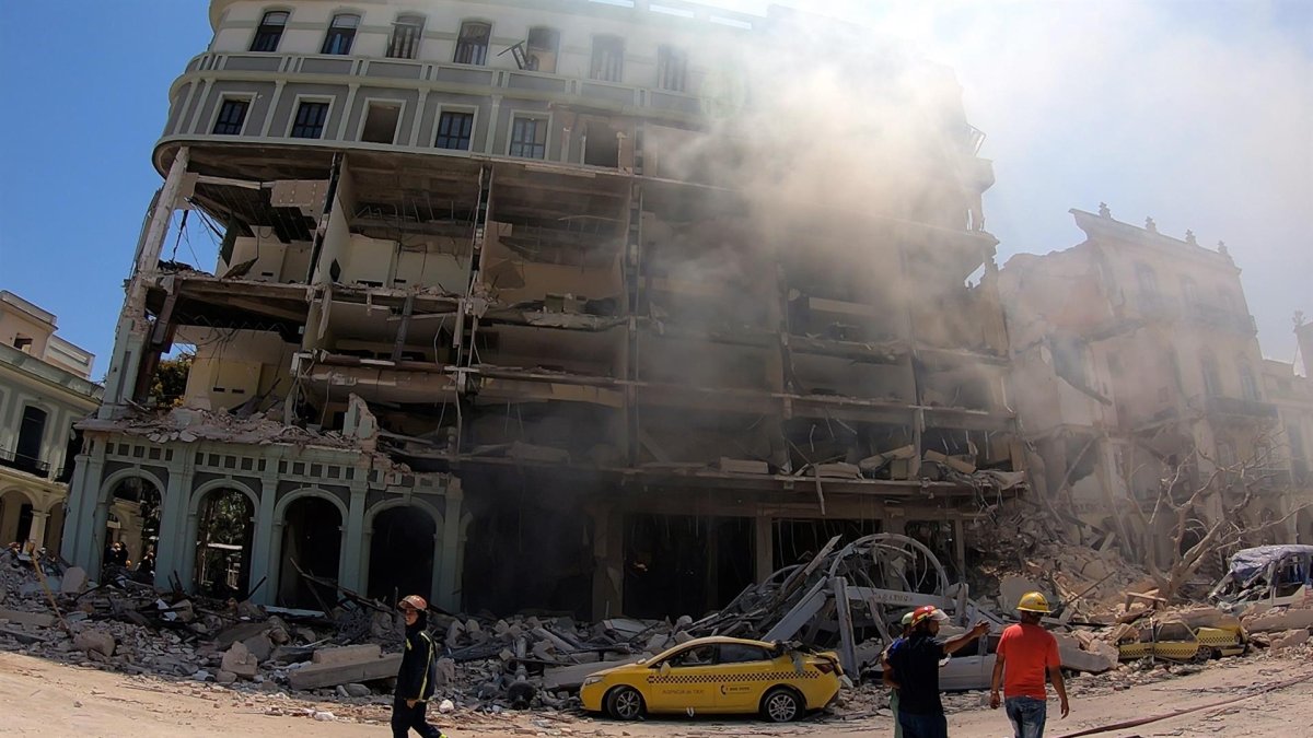 Cuerpos de emergencia trabajan en la remoción de escombros tras una explosión en Hotel Saratoga, en la capital cubana, el 6 de mayo de 2022.
