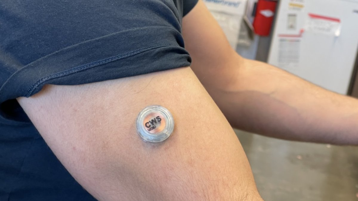 El dispositivo se puede usar en la parte superior del brazo mientras el usuario realiza su día a día.