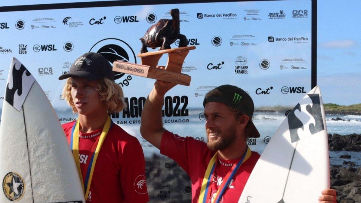 Miguel Tudela (d) levanta el trofeo del primer lugar en la Open Varones.