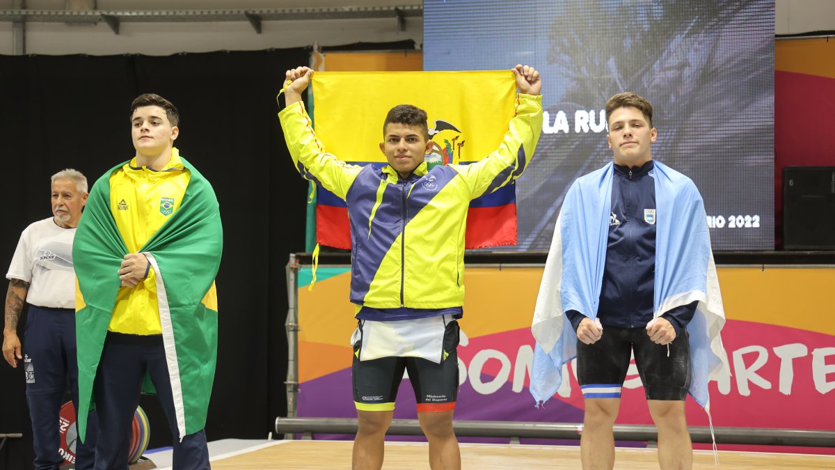 Elkin Ramírez, de 16 años (c), se colgó el oro en pesas, categoría 81 Kg, tras levantar 118 kg Arranque, 152 kg envión y 270 total.