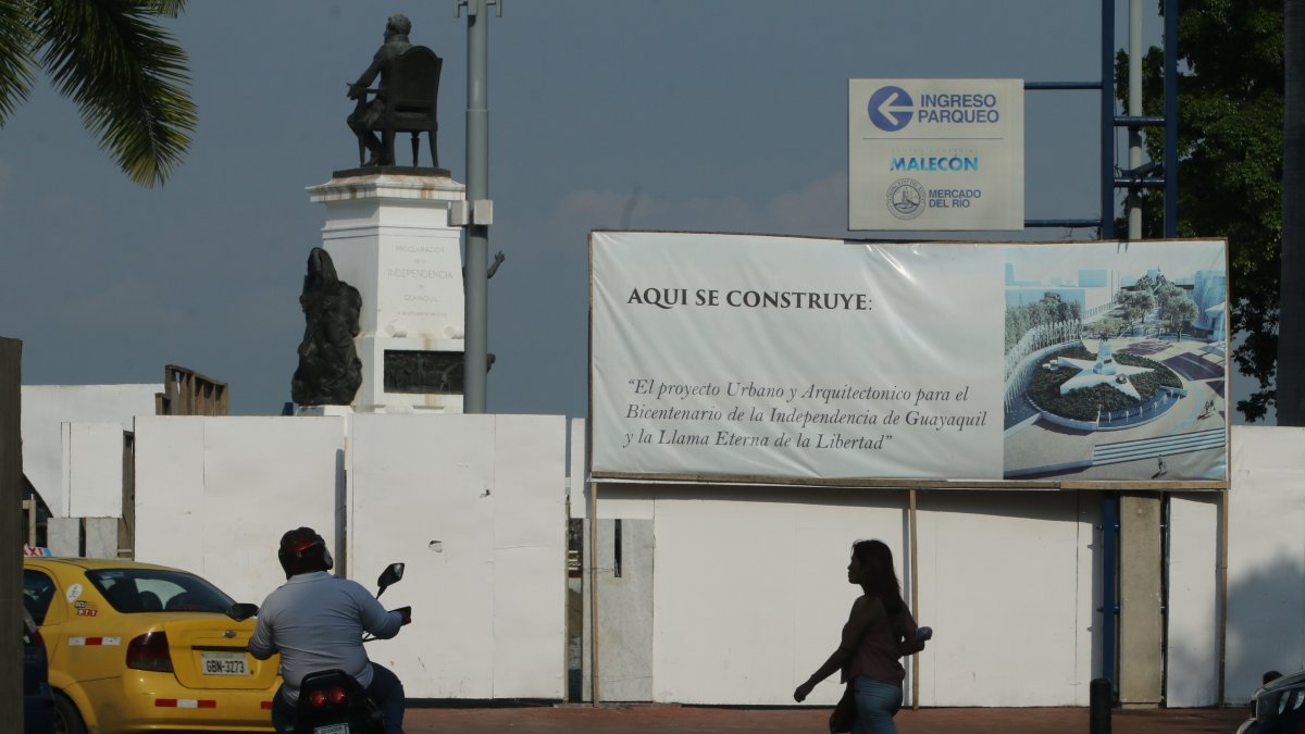 Edificación. Los exteriores del monumento a José Joaquín de Olmedo están siendo remodelados.