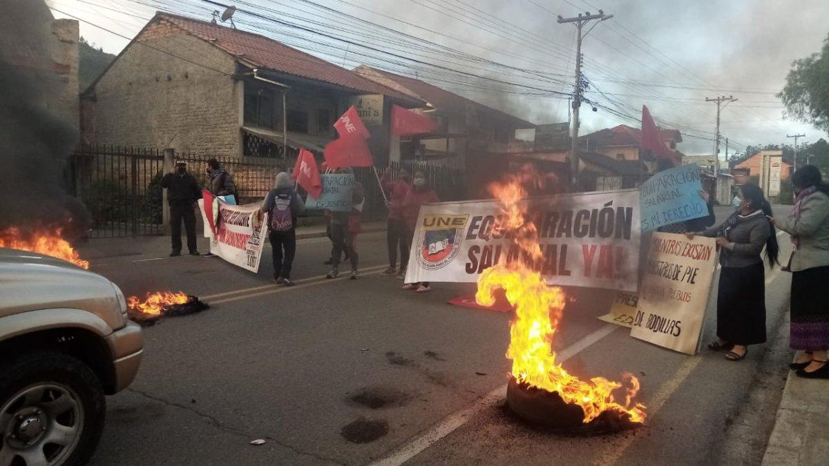 Protesta. Miembros de la UNE cierran la vía Girón-Pasaje, en Cuenca, como apoyo a las movilizaciones.