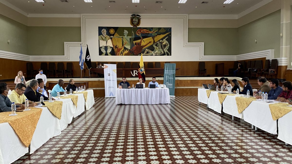 La ministra de Educación, María Brown, durante una de las mesas técnicas de diálogo con representantes de gremios docentes en Guayaquil, en mayo pasado.