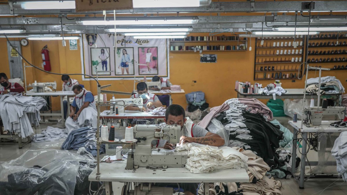  Presos trabajan en el taller del pabellón industrial del penal de Lurigancho, el 3 de abril de 2022 en Lima (Perú). EFE/