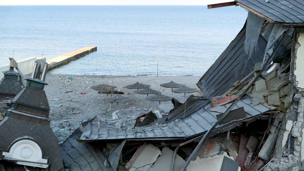 Un complejo hotelero quedó ayer destruido por un misil ruso en Odesa, tras la agresión de Moscú