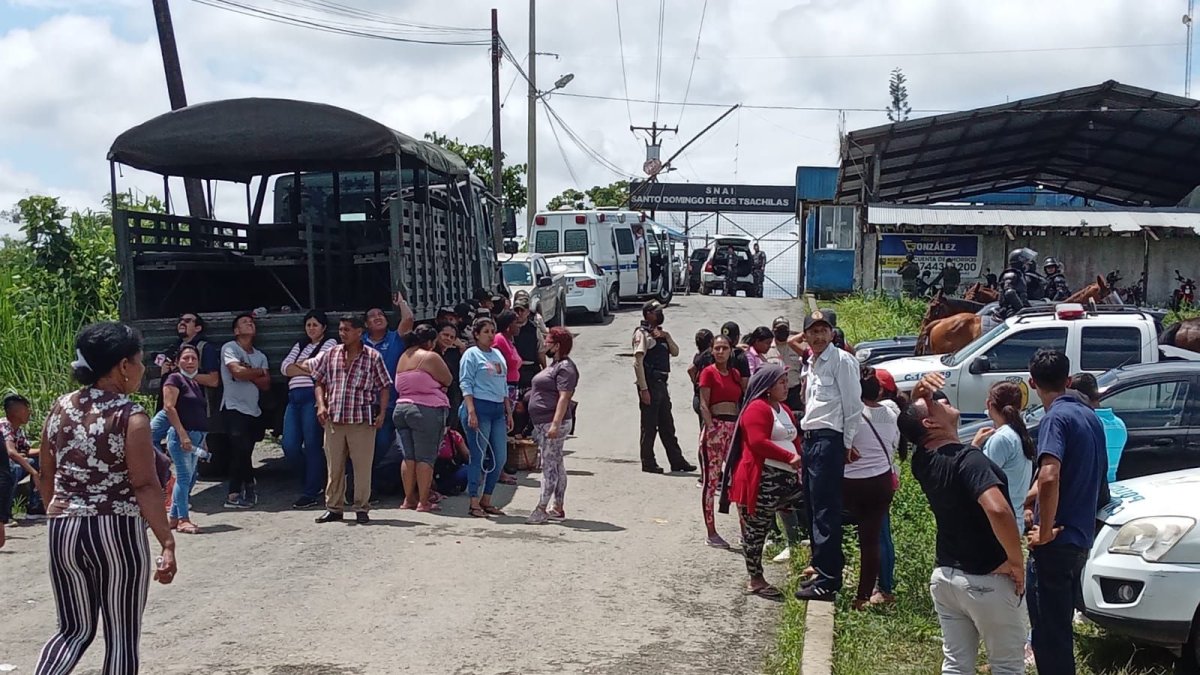 Desesperación. Familiares de los privados de libertad, llegaron hasta el centro de rehabilitación para conocer la situación al interior de la prisión.