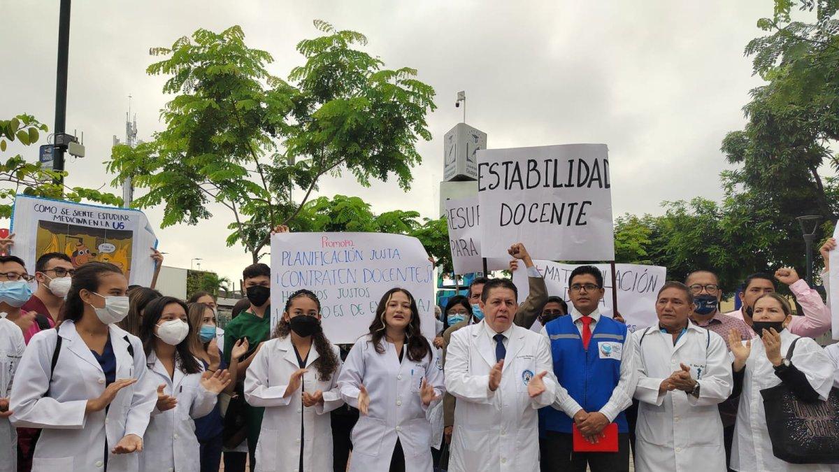 Cerca de 500 maestros fueron desvinculados por déficit presupuestario. Los perjudicados realizaron un plantón.