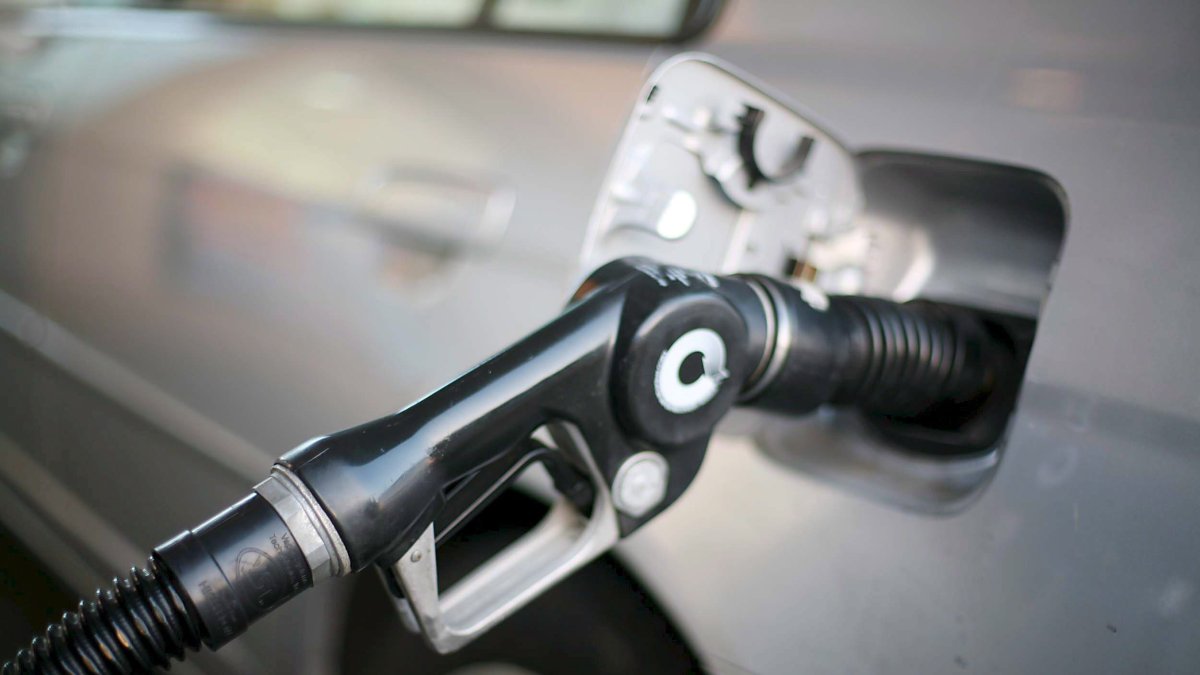 Imagen de archivo de un auto permanece en una estación de gasolina de Chevron, en Los Angeles (EEUU)