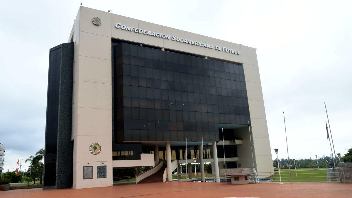 Fotografía de archivo en la que se registró una toma general de la sede de la Conmebol, en la Ciudad de Luque (Paraguay)
