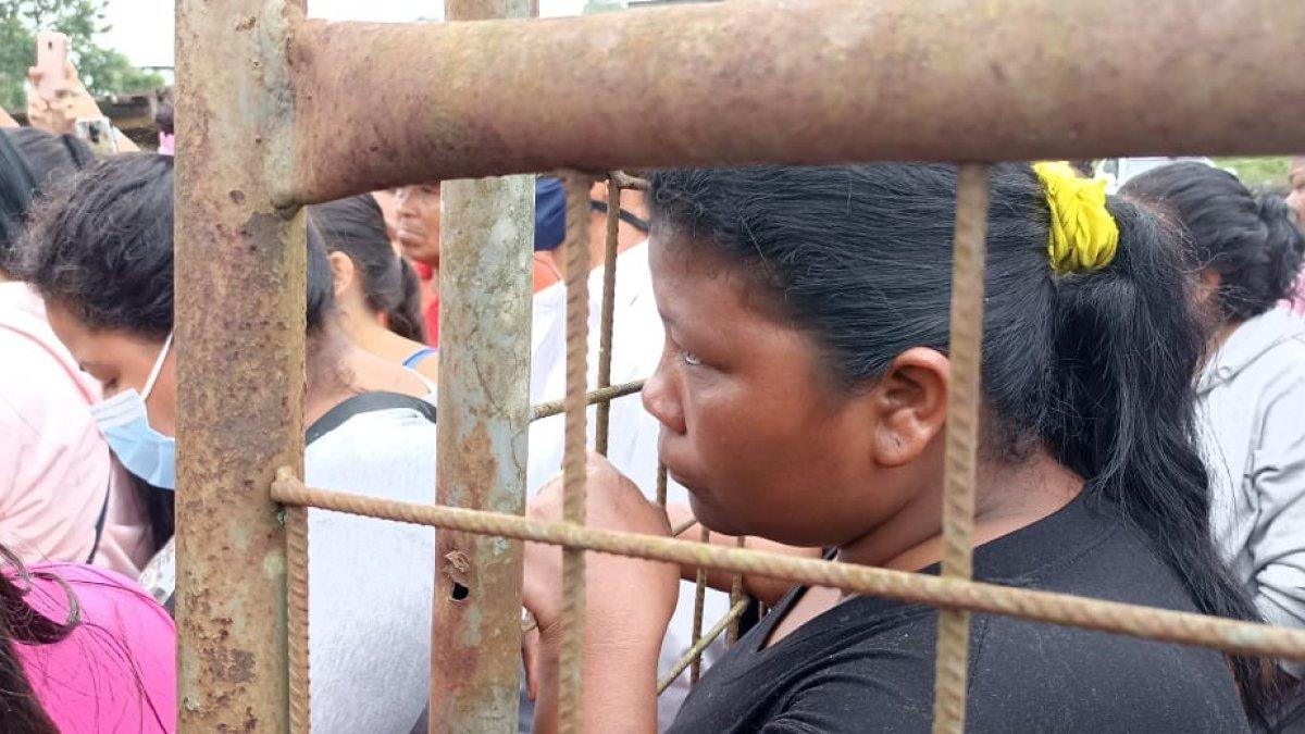 Decenas de personas aún esperan por información sobre sus familiares