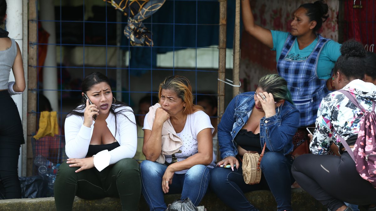 Familiares de presos esperan hoy por información en los alrededores de la cárcel de Santo Domingo de los Tsáchilas