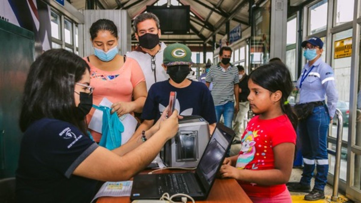 Decenas de estudiantes se han acercado a las paradas de la Matrovía para revalidar sus tarjetas.