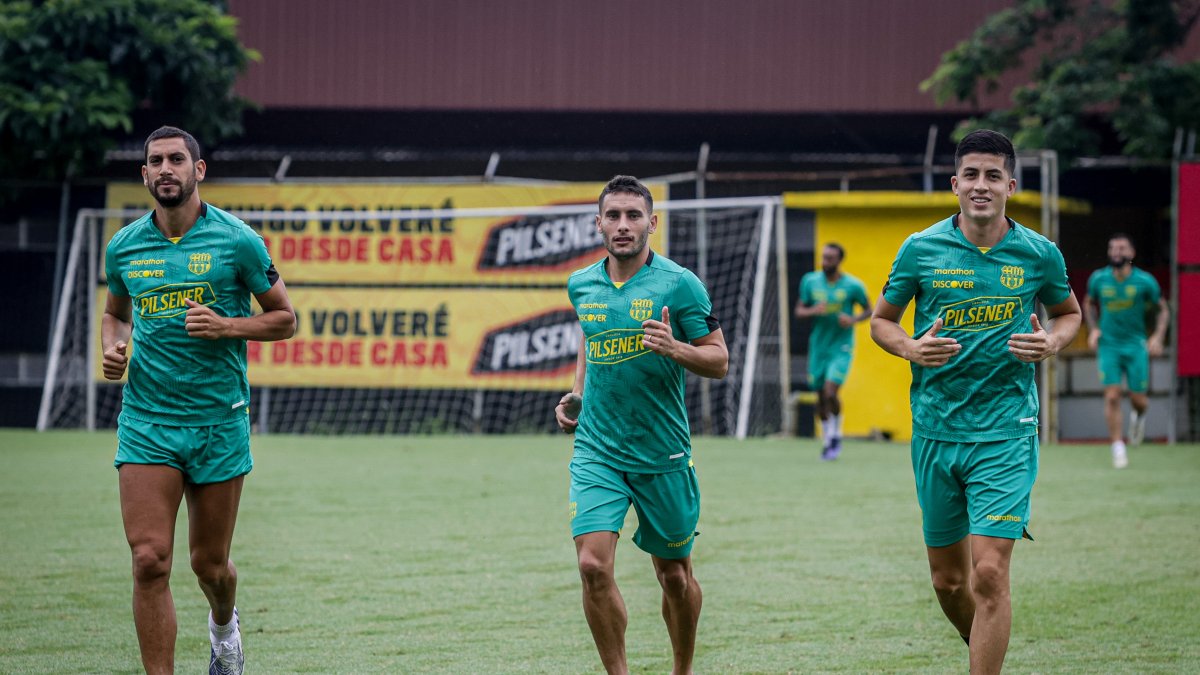 Bruno Piñatares (i), Emmanuel Martínez y Luca Sosa, jugadores de Barcelona que estarán en el duelo ante Emelec.