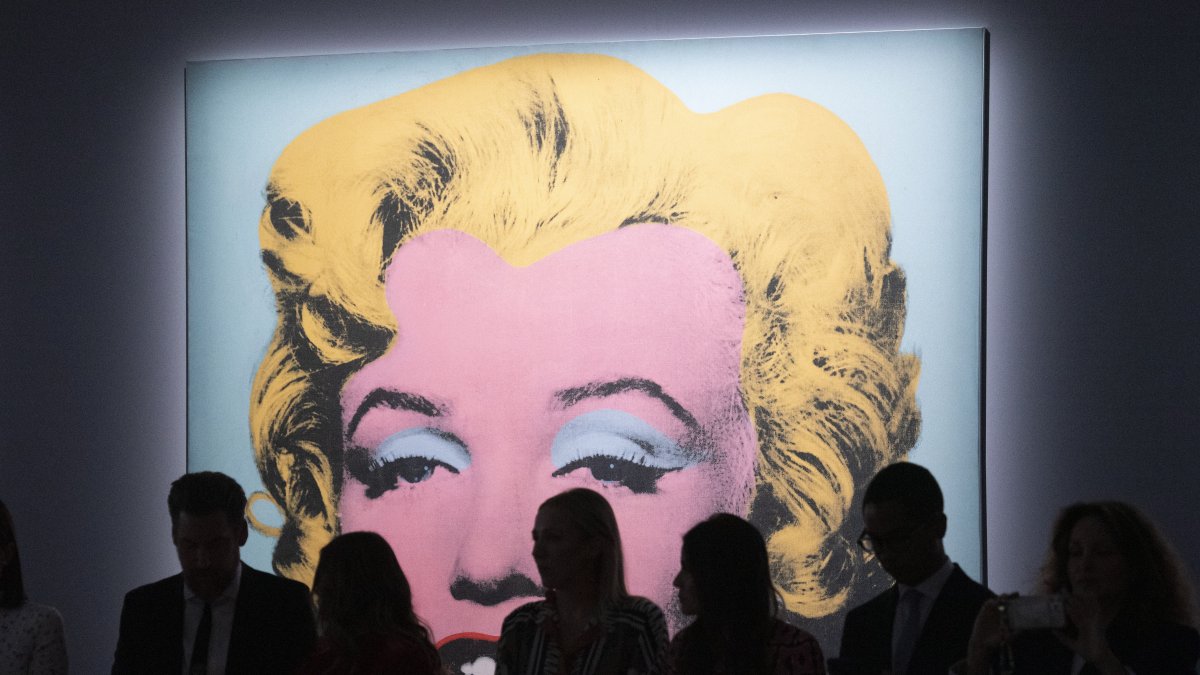 Una pintura de Marilyn Monroe de ANdy Warhol, en una subasta, este 9 de mayo de 2022
