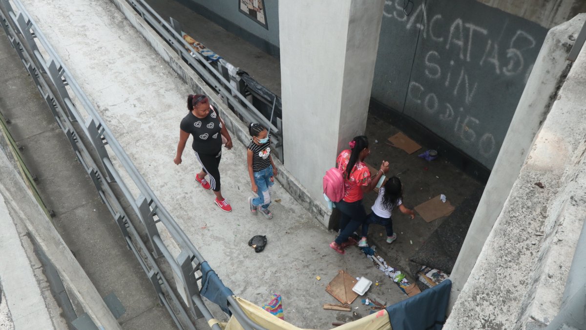 Las barandas de la estructura sirven de colgadero de ropa y hoteles de paso.