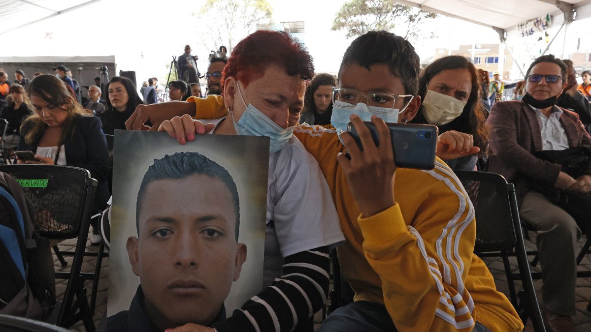Víctimas e integrantes del colectivo Madres de los Falsos Positivos de Colombia (Mafapo) participan en la audiencia celebrada por la Comisión de la Verdad sobre las ejecuciones extraoficiales de civiles hoy, en Soacha (Colombia).