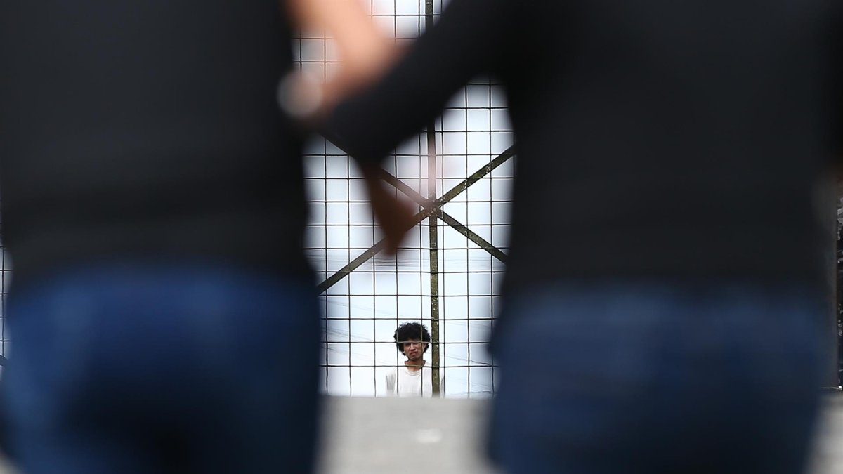 Familiares de presos esperan hoy por información de sus seres queridos frente a la cárcel de Santo Domingo de los Tsáchilas (Ecuador).