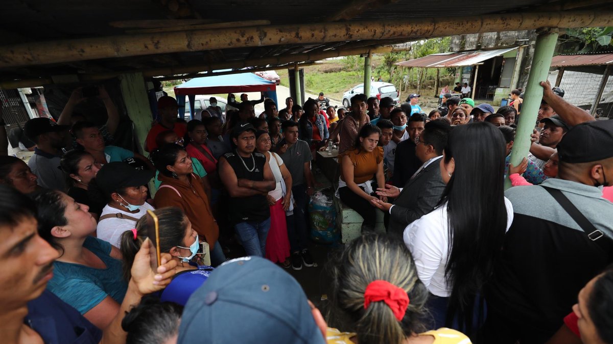 Familiares de presos esperan hoy por información en los alrededores de la cárcel de Santo Domingo de los Tsáchilas (Ecuador).
