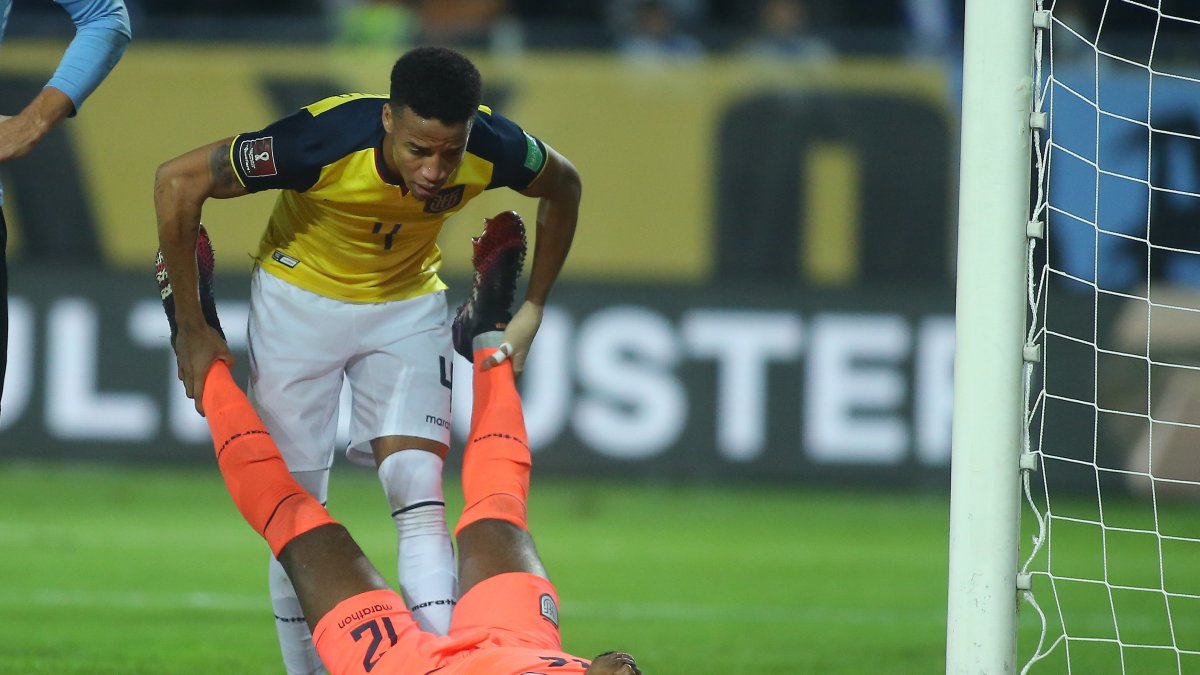 Fotografía de archivo, tomada el pasado 9 de septiembre, en la que se registró a Byron Castillo (arriba), al actuar con la selección nacional de fútbol de Ecuador, durante un partido de las eliminatorias sudamericanas al Mundial FIFA de Catar 2022, en el estadio Campeón del Siglo, en Montevideo (Uruguay).