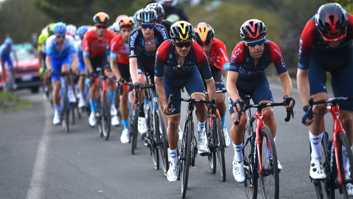 Richard Carapaz (c) y el Ineos Grenadiers lideraron el pelotón principal y apretaron en el ascenso al monte Etna.