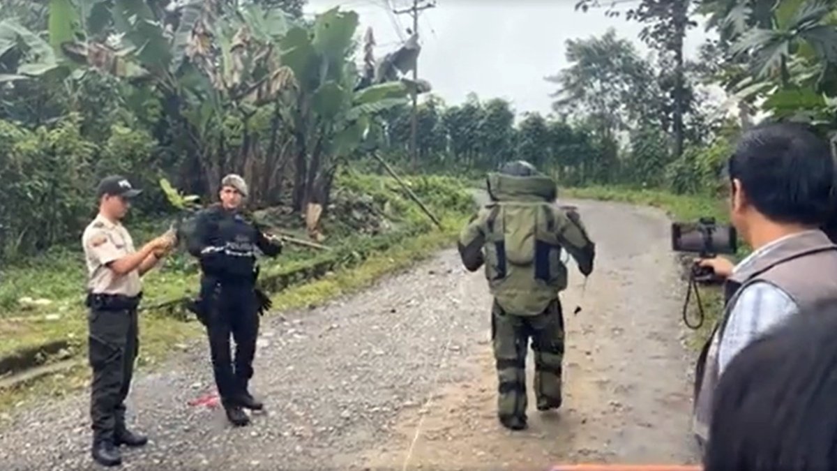 Artefacto. Miembros de la Policía desactivaron un artefacto explosivo colocado en la vía de acceso a la cárcel.