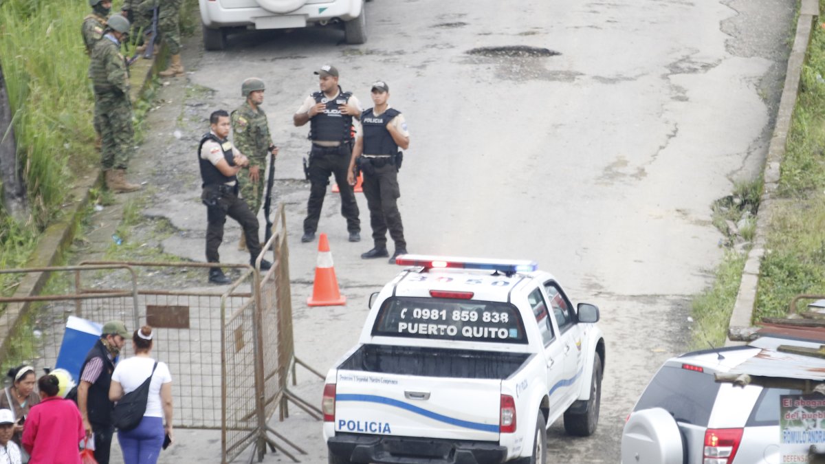 Tras el amotinamiento, el movimiento de la Policía Nacional es constante en los alrrededores de la cárcel 1 de Santo Domingo.