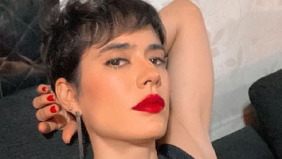 Ahora Carolina luce una melena corta y de color negro.